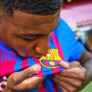 世界杯高清直播地址-埃莫森亮相巴萨 拉波尔塔：他有“巴西伟右”潜质